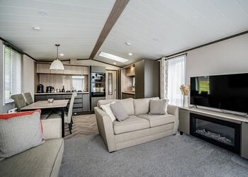 Sycamore Lodge VIP Hot Tub and Pet Friendly - The Astbury Golf and Lodge Resort, Bridgnorth