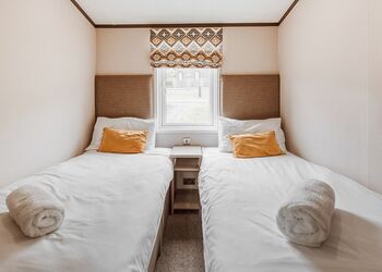 Sycamore Lodge VIP Hot Tub and Pet Friendly - The Astbury Golf and Lodge Resort, Bridgnorth