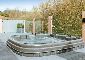 Redwood Lodge VIP Hot Tub and Pet Friendly - The Astbury Golf and Lodge Resort, Bridgnorth