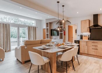 Redwood Lodge VIP Hot Tub - The Astbury Golf and Lodge Resort, Bridgnorth