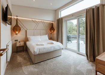 Redwood Lodge VIP Hot Tub - The Astbury Golf and Lodge Resort, Bridgnorth