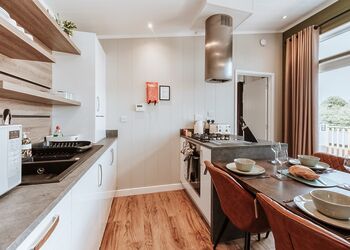 Magnolia Lodge VIP Hot Tub - The Astbury Golf and Lodge Resort, Bridgnorth