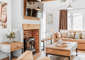 Copper Beech Lodge VIP Hot Tub - The Astbury Golf and Lodge Resort, Bridgnorth