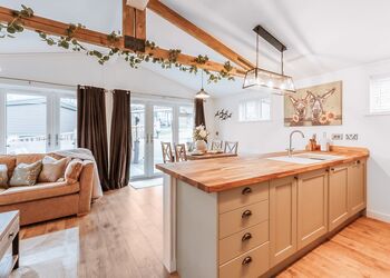 Copper Beech Lodge VIP Hot Tub - The Astbury Golf and Lodge Resort, Bridgnorth