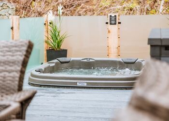 Ebony Lodge VIP Hot Tub Pet Friendly - The Astbury Golf and Lodge Resort, Bridgnorth