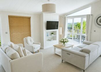Cherry Lodge VIP Hot Tub and Pet Friendly - The Astbury Golf and Lodge Resort, Bridgnorth