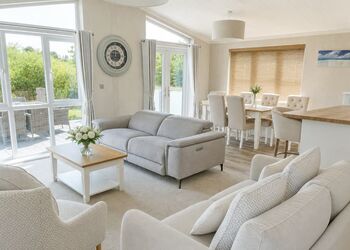 Cherry Lodge VIP Hot Tub and Pet Friendly - The Astbury Golf and Lodge Resort, Bridgnorth