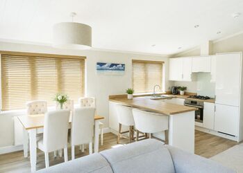 Cherry Lodge VIP Hot Tub and Pet Friendly - The Astbury Golf and Lodge Resort, Bridgnorth