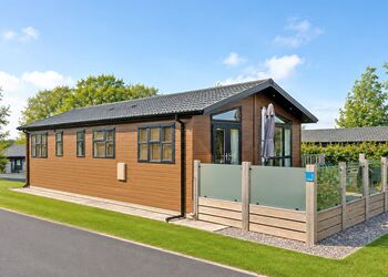 Cherry Lodge VIP Hot Tub and Pet Friendly - The Astbury Golf and Lodge Resort, Bridgnorth