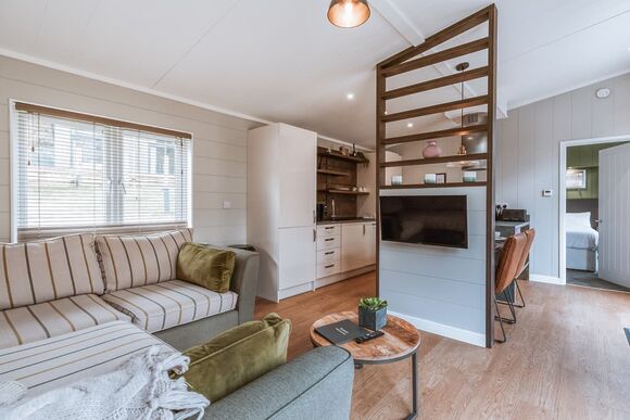 Willow Lodge VIP Hot Tub and Pet Friendly - The Astbury Golf and Lodge Resort, Bridgnorth