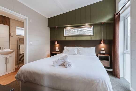 Willow Lodge VIP Hot Tub and Pet Friendly - The Astbury Golf and Lodge Resort, Bridgnorth