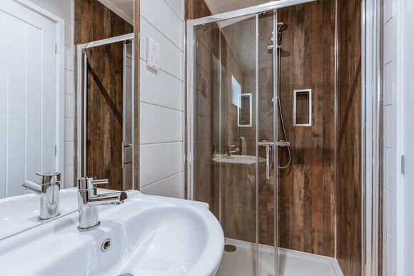 Willow Lodge VIP Hot Tub and Pet Friendly - The Astbury Golf and Lodge Resort, Bridgnorth