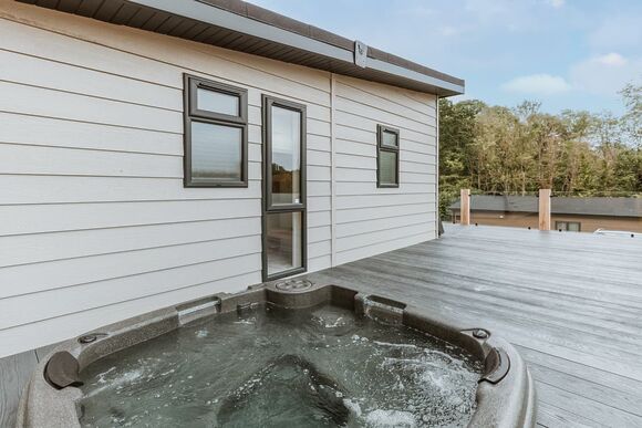 Redwood Lodge VIP Hot Tub - The Astbury Golf and Lodge Resort, Bridgnorth