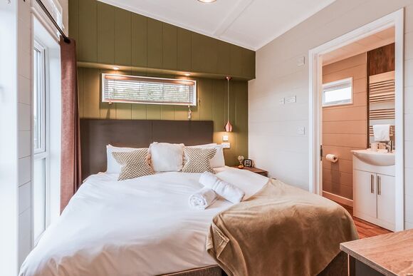 Magnolia Lodge VIP Hot Tub - The Astbury Golf and Lodge Resort, Bridgnorth