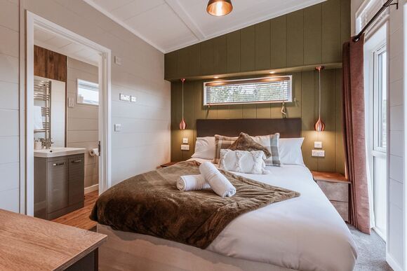 Magnolia Lodge VIP Hot Tub - The Astbury Golf and Lodge Resort, Bridgnorth