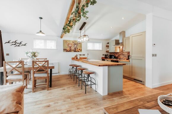 Copper Beech Lodge VIP Hot Tub - The Astbury Golf and Lodge Resort, Bridgnorth
