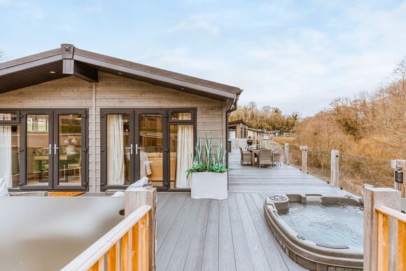 Copper Beech Lodge VIP Hot Tub - The Astbury Golf and Lodge Resort, Bridgnorth