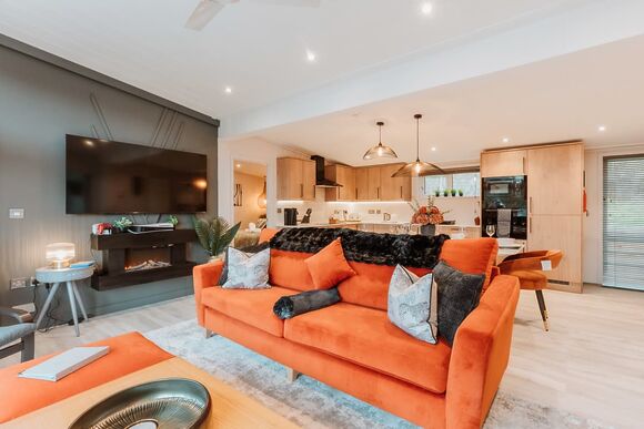 Ebony Lodge VIP Hot Tub Pet Friendly - The Astbury Golf and Lodge Resort, Bridgnorth