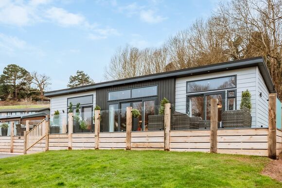 Ebony Lodge VIP Hot Tub Pet Friendly - The Astbury Golf and Lodge Resort, Bridgnorth