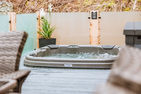 Ebony Lodge VIP Hot Tub Pet Friendly - The Astbury Golf and Lodge Resort, Bridgnorth
