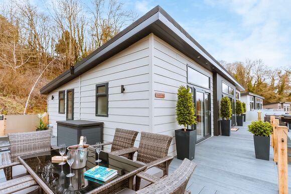Ebony Lodge VIP Hot Tub Pet Friendly - The Astbury Golf and Lodge Resort, Bridgnorth