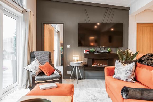 Ebony Lodge VIP Hot Tub Pet Friendly - The Astbury Golf and Lodge Resort, Bridgnorth