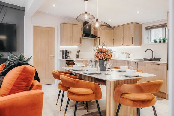 Ebony Lodge VIP Hot Tub Pet Friendly - The Astbury Golf and Lodge Resort, Bridgnorth