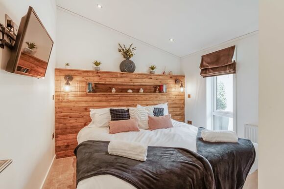 Pine Lodge VIP Hot Tub Pet Friendly - The Astbury Golf and Lodge Resort, Bridgnorth