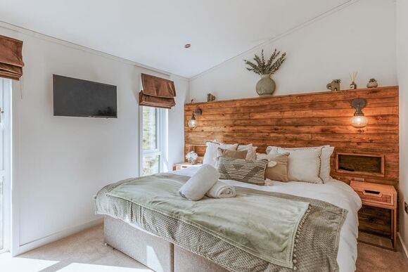 Pine Lodge VIP Hot Tub Pet Friendly - The Astbury Golf and Lodge Resort, Bridgnorth
