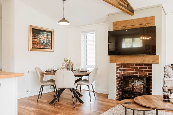 Pine Lodge VIP Hot Tub Pet Friendly - The Astbury Golf and Lodge Resort, Bridgnorth