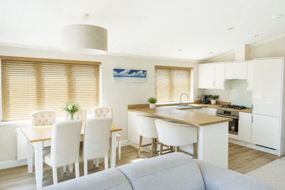 Cherry Lodge VIP Hot Tub and Pet Friendly - The Astbury Golf and Lodge Resort, Bridgnorth