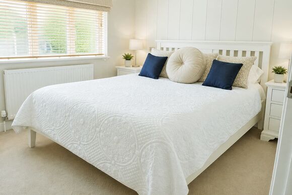 Cherry Lodge VIP Hot Tub and Pet Friendly - The Astbury Golf and Lodge Resort, Bridgnorth