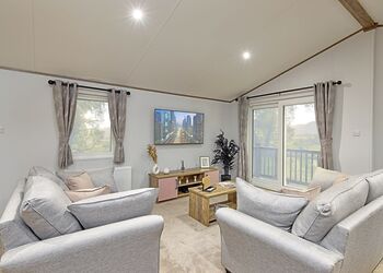 New Superior Oak Lodge with Hot Tub (Sleeps 4) - Thurston Manor, Dunbar, East Lothian