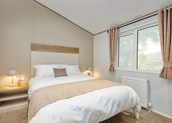 New Superior Oak Lodge with Hot Tub (Sleeps 4) - Thurston Manor, Dunbar, East Lothian