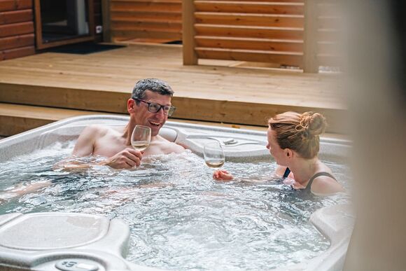 New Superior Oak Lodge with Hot Tub (Sleeps 4) - Thurston Manor, Dunbar, East Lothian