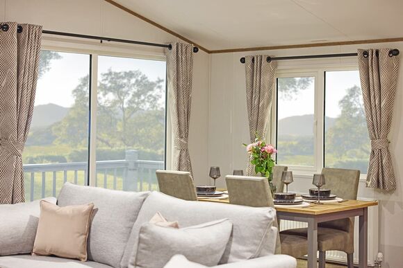 New Superior Oak Lodge with Hot Tub (Sleeps 4) - Thurston Manor, Dunbar, East Lothian