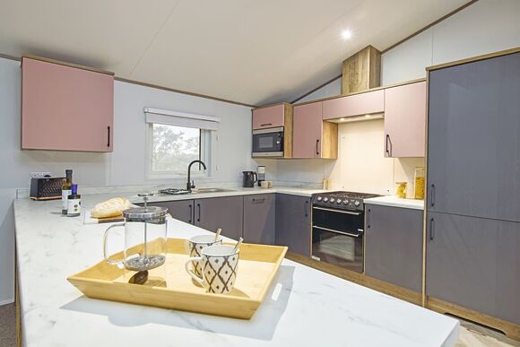 New Superior Oak Lodge with Hot Tub (Sleeps 6) - Thurston Manor, Dunbar, East Lothian