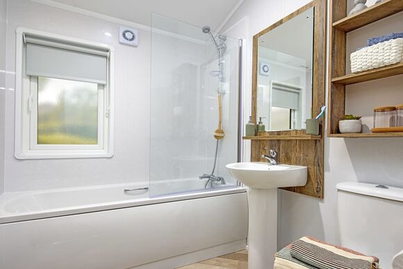 New Superior Oak Lodge with Hot Tub (Sleeps 6) - Thurston Manor, Dunbar, East Lothian