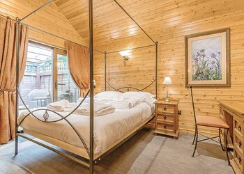 Cobbett Traditional Premier - Tilford Woods Lodge Retreat, Tilford, Farnham