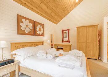 Cobbett Contemporary Premier - Tilford Woods Lodge Retreat, Tilford, Farnham