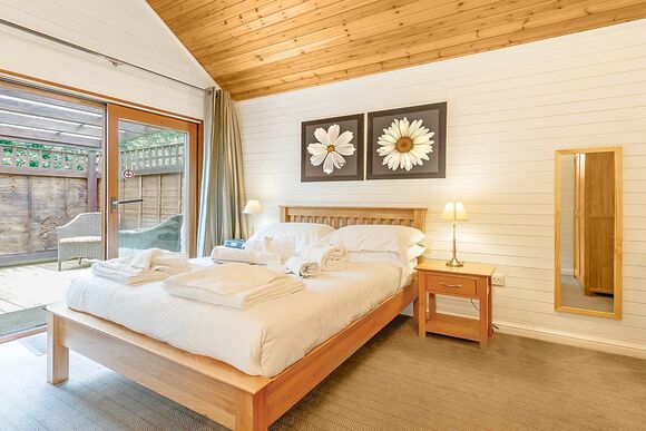 Cobbett Contemporary Premier - Tilford Woods Lodge Retreat, Tilford, Farnham