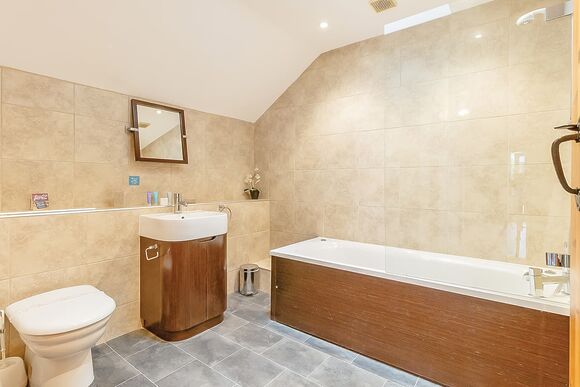 Cobbett Contemporary Premier - Tilford Woods Lodge Retreat, Tilford, Farnham