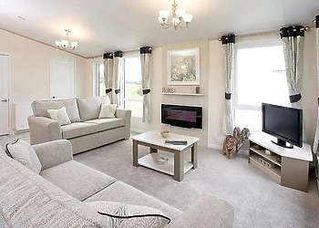 Exclusive Lakeside Lodge 8 with Hot Tub & Fishing Peg Pet Free 