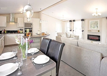 Exclusive Lakeside Lodge 8 with Hot Tub & Fishing Peg Pet Free 