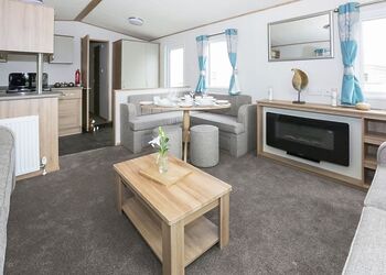 6 Berth Luxury Caravan with Hot Tub (Pet) - Tattershall Lakes Country Park, Tattershall