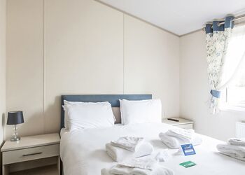 Indulgent 6 Lodge Hot Tub - Tattershall Lakes Country Park, Tattershall