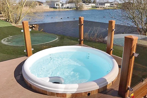 Exclusive Lakeside Lodge 8 with Hot Tub & Fishing Peg Pet Free 