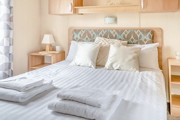 Gold Premium Caravan with parking, ensuite & decking - Trecco Bay, Porthcawl