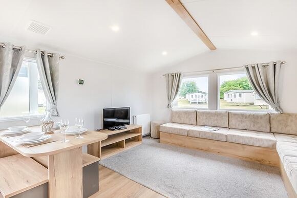 Silver Caravan with parking, ensuite & decking - Trecco Bay, Porthcawl