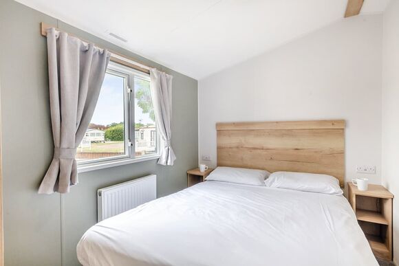 Silver Caravan with parking, ensuite & decking - Trecco Bay, Porthcawl